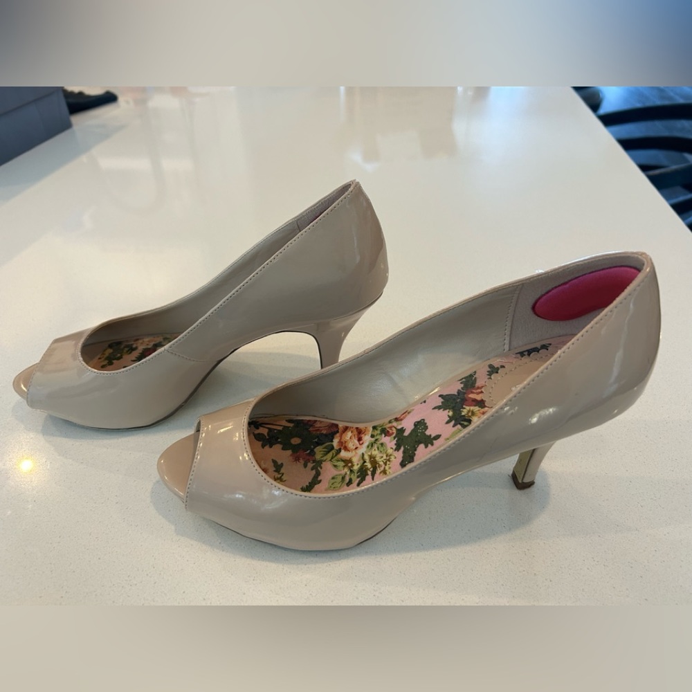 XAppeal tan peep toe heel. Sz 8